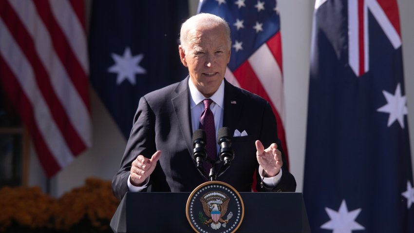 El presidente de Estados Unidos, Joe Biden, fue registrado este miércoles, 25 de octubre, durante una alocución, en los jardines  de la Casa Blanca, en Washington DC (EE.UU.). EFE/Michael Reynolds