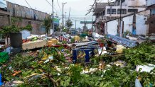 Fotografía de escombros en una vía tras el paso del huracán Otis, hoy, en Acapulco, en el estado de Guerrero (México). EFE/ David Guzmán