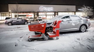 Los carritos de compras cubiertos de nieve afuera de una tienda Target en Closter, Nueva Jersey, el 6 de enero de 2024.