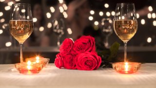 Foto de una cena en un restaurante romántico.