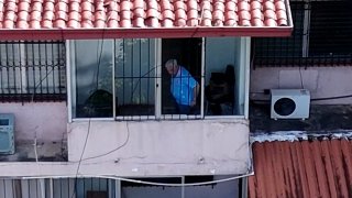 El expresidente de Panamá, Ricardo Martinelli, visto dentro de la Embajada de Nicaragua en Panamá.