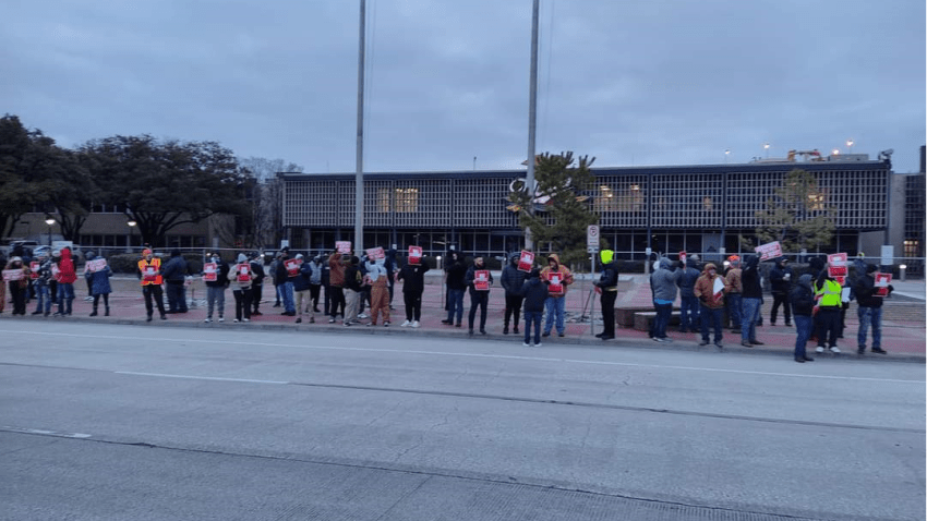 Rick Miedema, uno de los principales dirigentes del sindicato Teamsters Local 997, comparte una imagen mientras sus miembros se declaraban en huelga a las 7 de la mañana del sábado en el Molson Coors de Fort Worth.