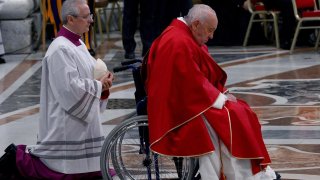 El Papa Francisco celebraó la Misa del Viernes Santo por la Pasión del Señor en la Basílica de San Pedro en el Vaticano, 29 de marzo de 2024.