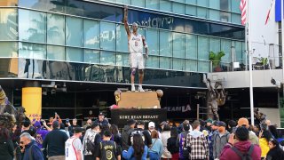 La estatua, un punto focal para los fanáticos y un símbolo del legado perdurable de Kobe, ahora es un testimonio de la inquebrantable dedicación de los Lakers a la excelencia.