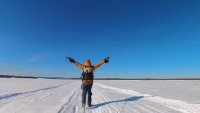 Hace historia: mujer esquía 1,000 millas en Alaska