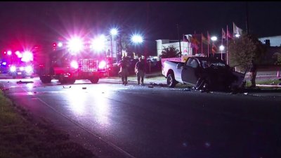 Dos muerrtos y una mujer herida en accidente vehícular en el suroeste de Houston