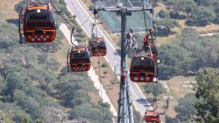 Más de 170 personas quedaron atrapadas en varias gondolas de un teleférico en Turquía.