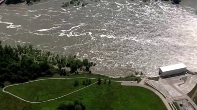 Piden a residentes salir de sus casas por riesgo de inundaciones