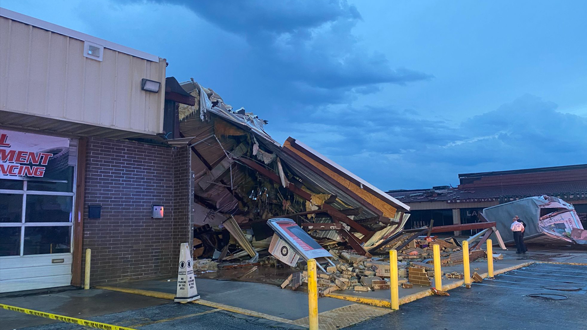 Fuertes vientos derrumban edificación en Katy Telemundo Houston