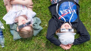 Mirar directamente al Sol durante un eclipse solar o en cualquier otro momento puede producir daños permanentes en los ojos.