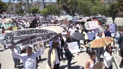 Fiscal general de Baja California recibe a familiares de surfistas asesinados