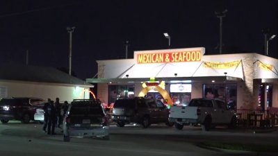 Dos hombres baleados tras disputa en un bar