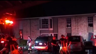 Bomberos logran contener incendio en un apartamento en el área de Spring Branch
