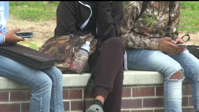 Proponen limitar el acceso a los estudiantes a sus teléfonos en las aulas