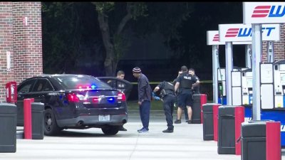 Mujer balea hombre tras pelea en estación de gasolina en el sur de Houston