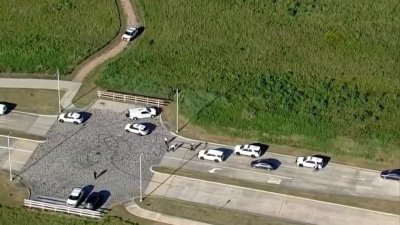 Jardinero encuentran el cuerpo de una mujer sin vida en el noreste de Houston