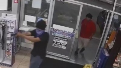 Buscan a sospechosos de violento robo en gasolinera en el norte de Houston