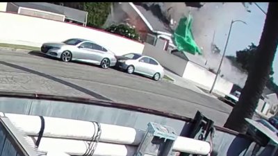 Video: Este fue el momento de una explosión que destruyó una casa en Long Beach