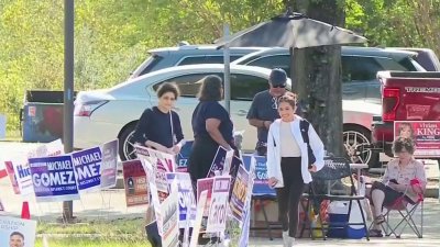 Merman los electores en los centros de votaciones en el norte de Houston