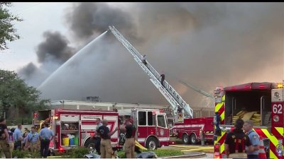 Incendio de grandes proporciones moviliza un centenar de bomberos