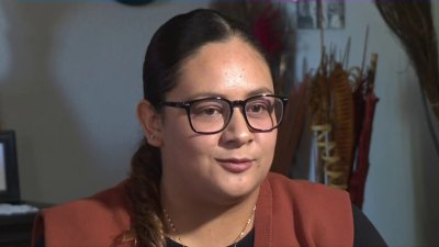 Madre recupera cheque del seguro tras accidente en Houston