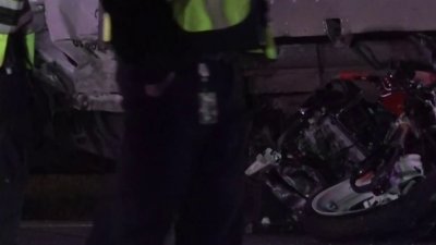 Muere motociclista al chocar con camión