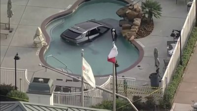 Auto cae en la piscina de un hotel en el oeste de Houston