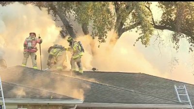 Voraz incendio deja a una familia en la calle al noroeste de Houston