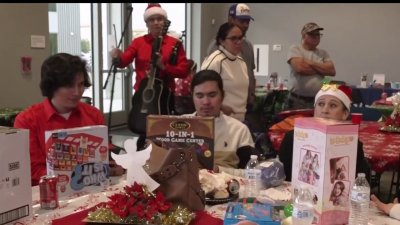 Entrega de regalos navideños a niños