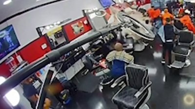 Menor herido tras autor estrellarse contra barbería en el norte de Houston