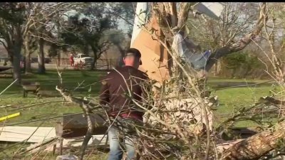 Residentes comienzan labores de limpieza tras tornado en Alvin