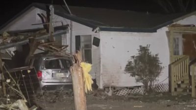 Tras destrucción por los tornados residentes de Alvin buscan salir adelante