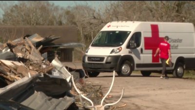 La comunidad de Alvin intenta recuperarse tras impacto de un tornado