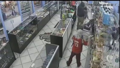 Buscan sospechosos de un robo en una tienda en el oste de Houston