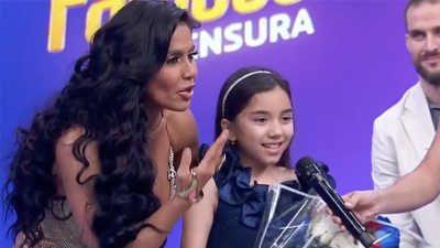 Maripily cuestiona a la mamá de una niña que le llevó flores durante show en vivo