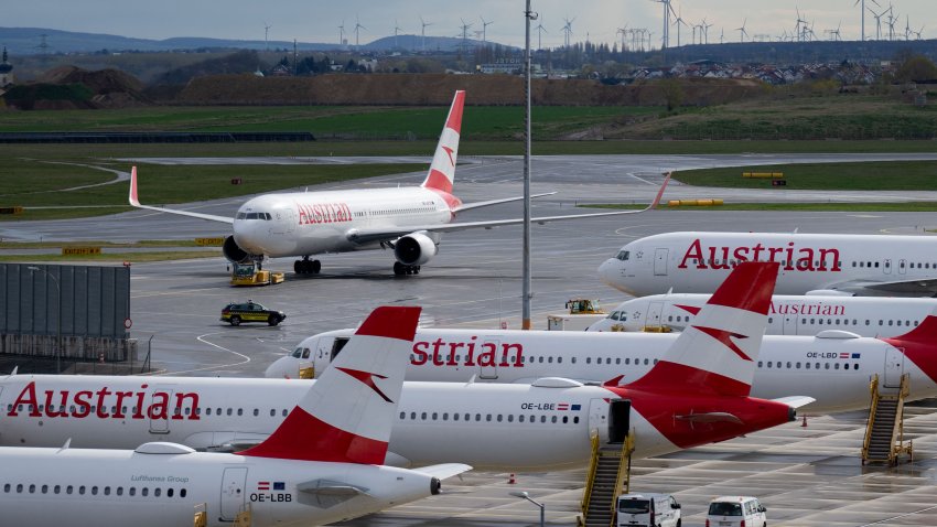 Aviones operados por Austrian Airlines se sientan en la pista en el aeropuerto de Viena, el 28 de marzo de 2024 debido a una huelga del personal de tierra de la compañía. (Foto de GEORG HOCHMUTH / APA / AFP) / Austria OUT (Foto de GEORG HOCHMUTH/APA/AFP via Getty Images)