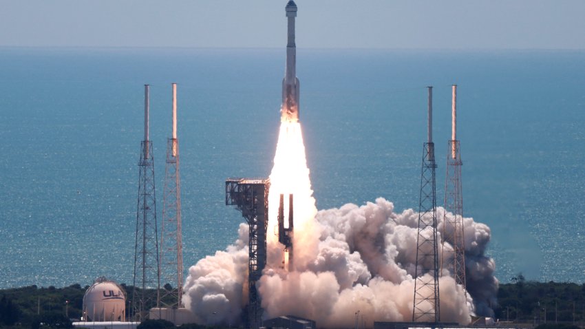 La nave espacial Starliner de Boeing sobre un cohete Atlas V de United Launch Alliance despega del Complejo de Lanzamiento Espacial 41 durante la prueba de vuelo de la tripulación Boeing de la NASA el 5 de junio de 2024, en Cabo Cañaveral, Florida.