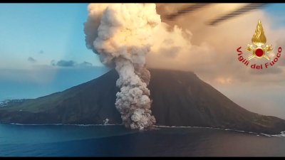 En video: captan impresionante erupción de lava y cenizas de un volcán