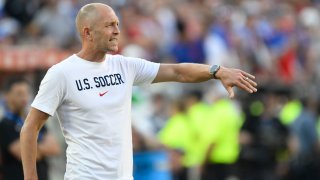 El extécnico Gregg Berhalter, de la selección de Estados Unidos, da indicaciones durant.