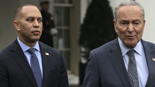 El representante demócrata HaKeen Jeffries y el senador Chuck Schumer, los líderes demócratas en el Congreso, respaldan a Kamala Harris para la nominación partidaria.