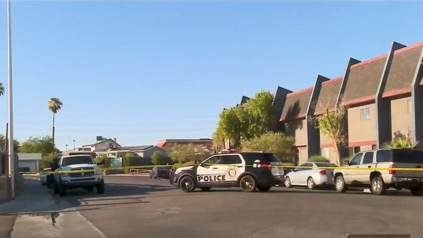 Las autoridades policiales investigan la muerte a tiros de una mujer en un complejo de apartamentos ubicado en la cuadra 4300 de South Jones Boulevard, cerca de Flamingo Road, Las Vegas. Nevada.