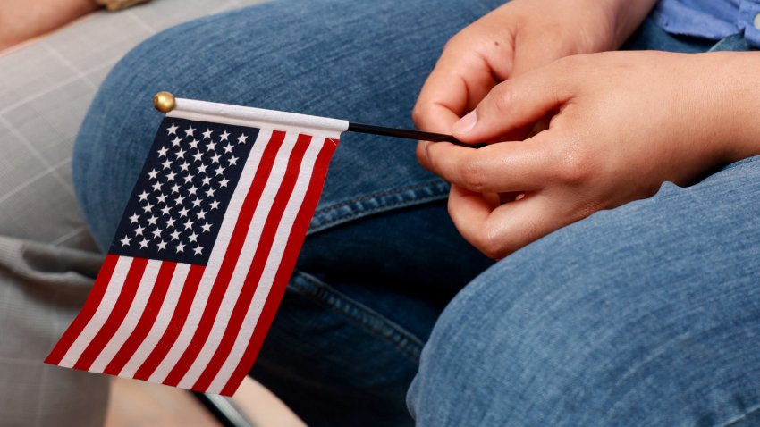 MANHATTAN – NY – 14 de junio de 2023 – Un inmigrante sostiene una bandera estadounidense antes de la ceremonia de naturalización en el South Street Seaport Museum el miércoles por la mañana. La ceremonia fue administrada por la Directora de la Oficina del Distrito de Nueva York de los Servicios de Ciudadanía e Inmigración de los Estados Unidos, Tamika S. Gray. (Foto de Luiz C. Ribeiro para NY Daily News vía Getty Images)