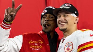 BALTIMORE, MARYLAND - 28 DE ENERO: Patrick Mahomes #15 de los Kansas City Chiefs celebra con su padre Pat Mahomes después del partido de fútbol americano del Campeonato AFC de la NFL en el M&T Bank Stadium el 28 de enero de 2024 en Baltimore, Maryland. (Foto de Kara Durrette/Getty Images)