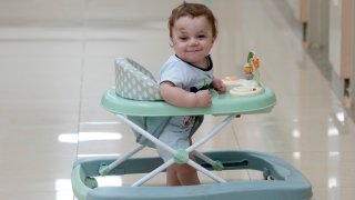 En esta fotografía del 14 de agosto de 2024, el bebé palestino de 10 meses, Mostafa Qadoura, que perdió un ojo y a su familia inmediata en la guerra de Israel contra Hamas en Gaza, juega en el Hospital Administrativo de la Capital, en las afueras de El Cairo, Egipto.