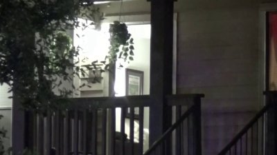 Mujer y niña heridas en balacera en apartamento en Rampart