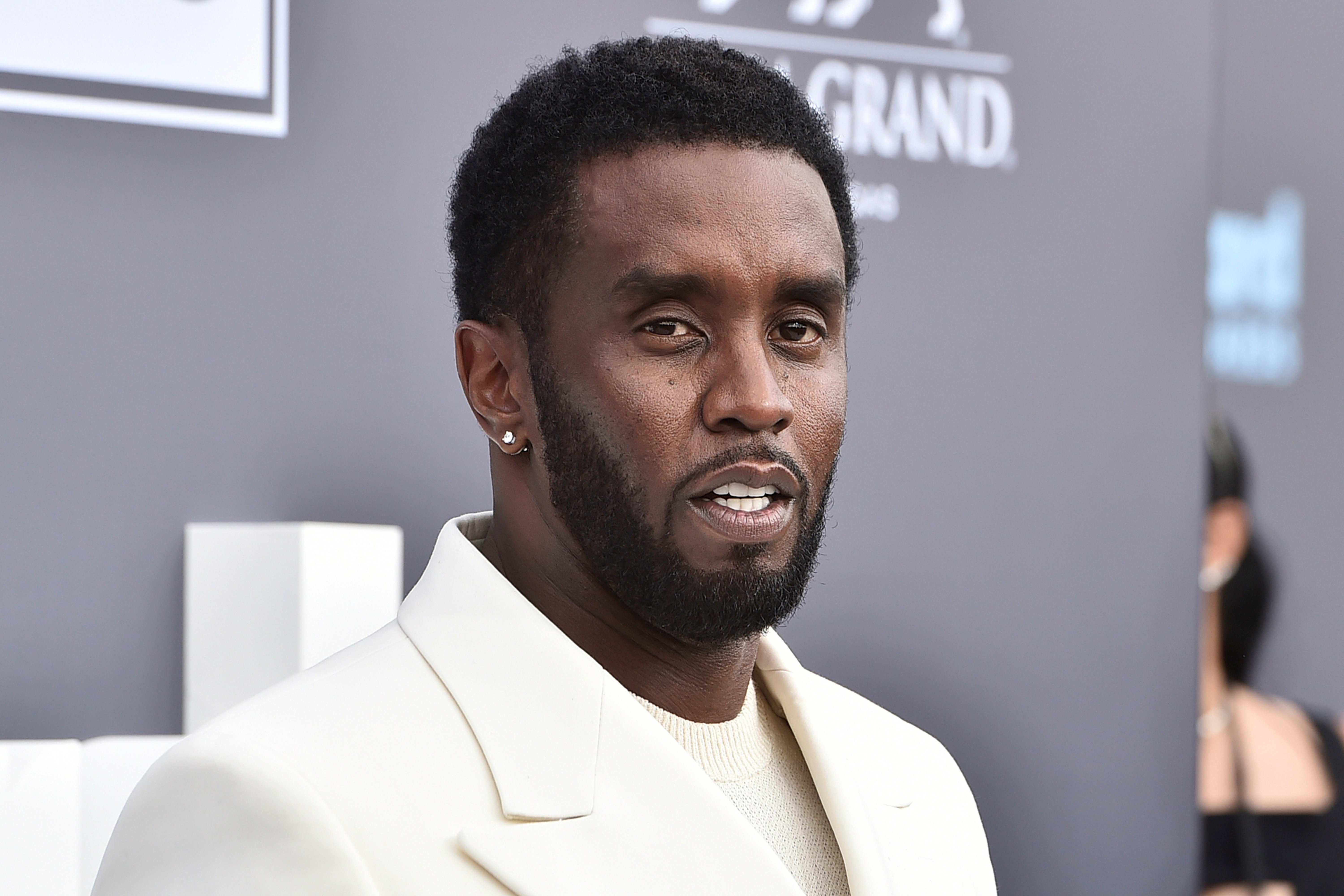 Tras reportes de lujos y contrabando, trasladan a Sean “Diddy” Combs a otra prisión federal