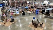 En el nuevo establecimiento de Sam's Club en la zona de Dallas se expondrán artículos que sólo se pueden comprar por Internet. Los artículos irán desde un árbol de Navidad de 12 pies hasta un sofá seccional para el salón. Cada uno tendrá un código QR cerca que los compradores podrán escanear para obtener más información o realizar una compra.