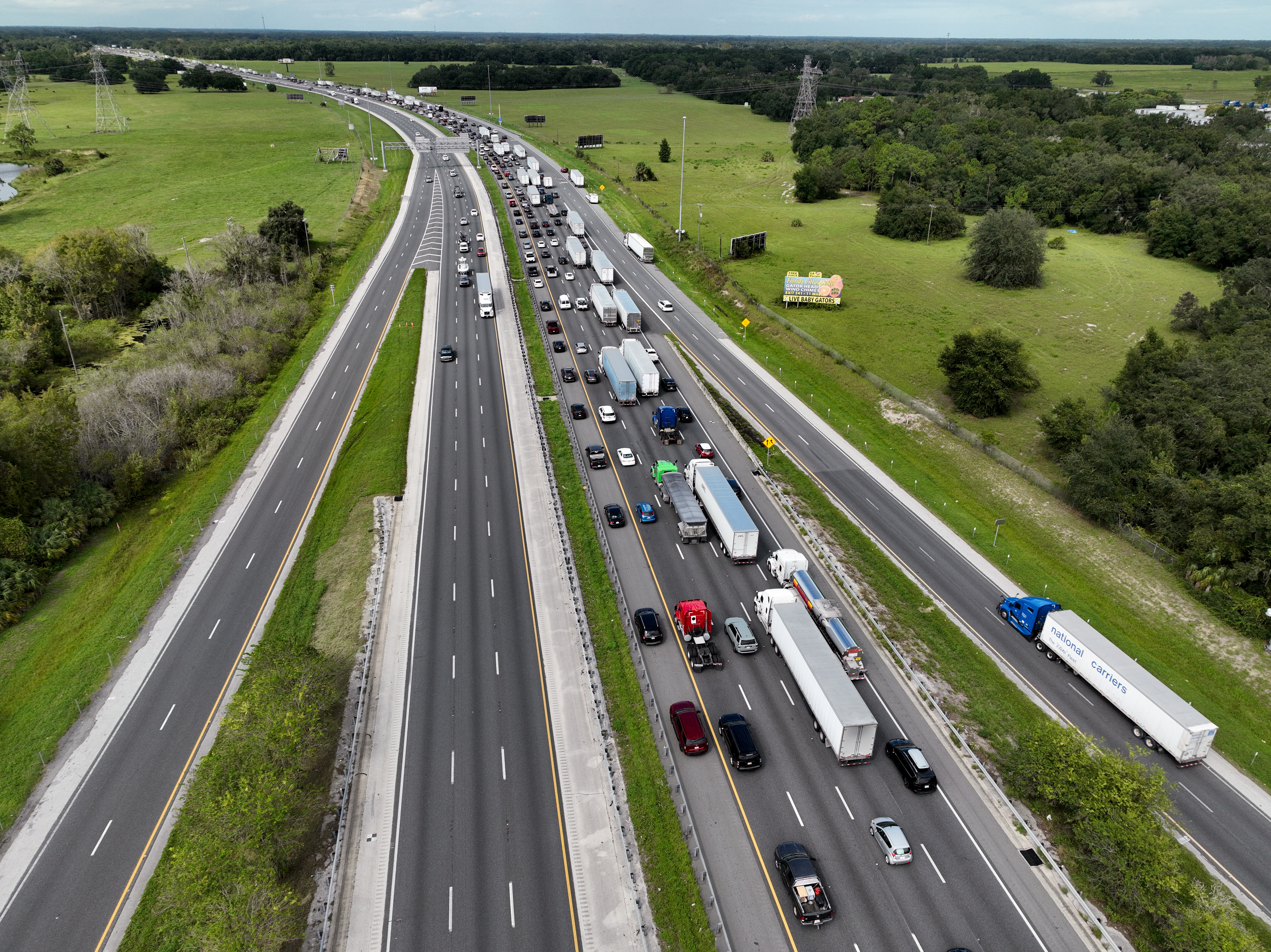 Una vista aérea del intenso tráfico a lo largo de la carretera mientras los residentes evacuaban pocas horas antes de que el huracán Milton tocara tierra en Florida, Estados Unidos, el 8 de octubre de 2024.