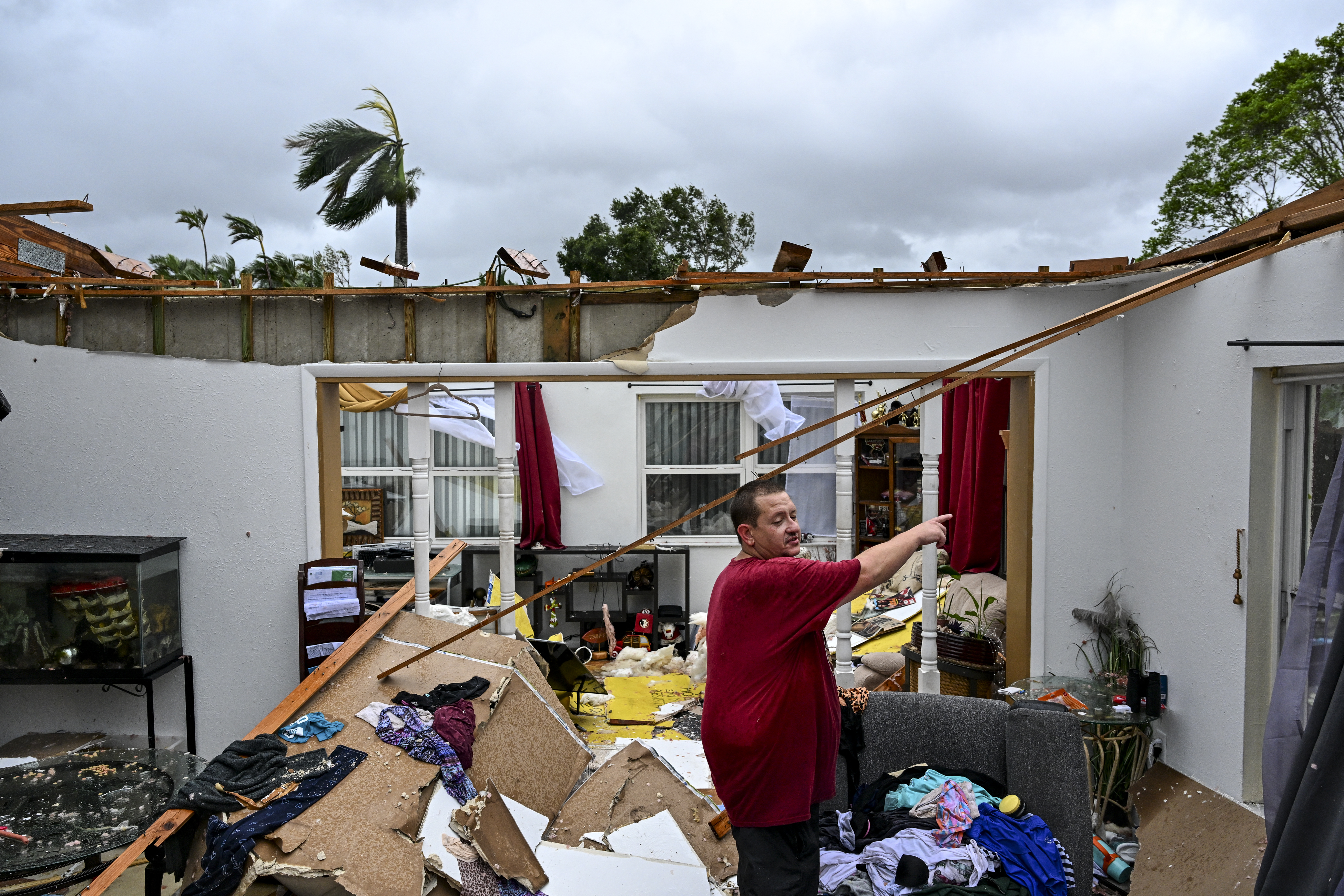 Robert Haight mira alrededor de su casa destruida después de que fuera golpeada por un tornado en Fort Myers, Florida, el 9 de octubre de 2024.