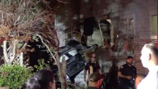 Conductor muere al estrellarse contra una casa en Houston.